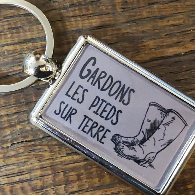 cadeau agricole porte-cles Gardons les pieds sur terre